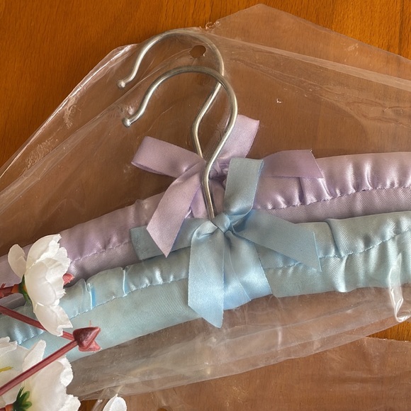 Combo pack of 4 - Satin hangers for party tops - Picture 4 of 4